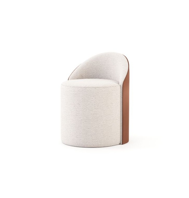 Lo Sgabello Elis è mostrato come una seduta compatta con base cilindrica e un piccolo schienale curvo, con rivestimento beige chiaro sulla parte frontale e laterale e pelle marrone liscia sul retro, creando una silhouette organica e morbida.