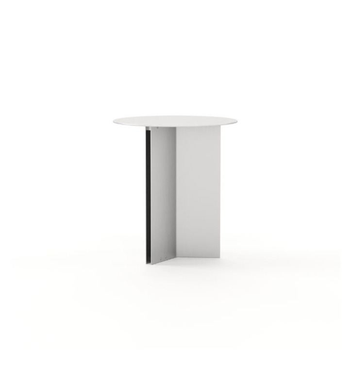Il tavolino Steel è mostrato su uno sfondo bianco come un tavolo rotondo con piano liscio e base a croce, la sua geometria pulita e presenza leggera esaltando l’eleganza silenziosa e la sobrietà del design minimalista.