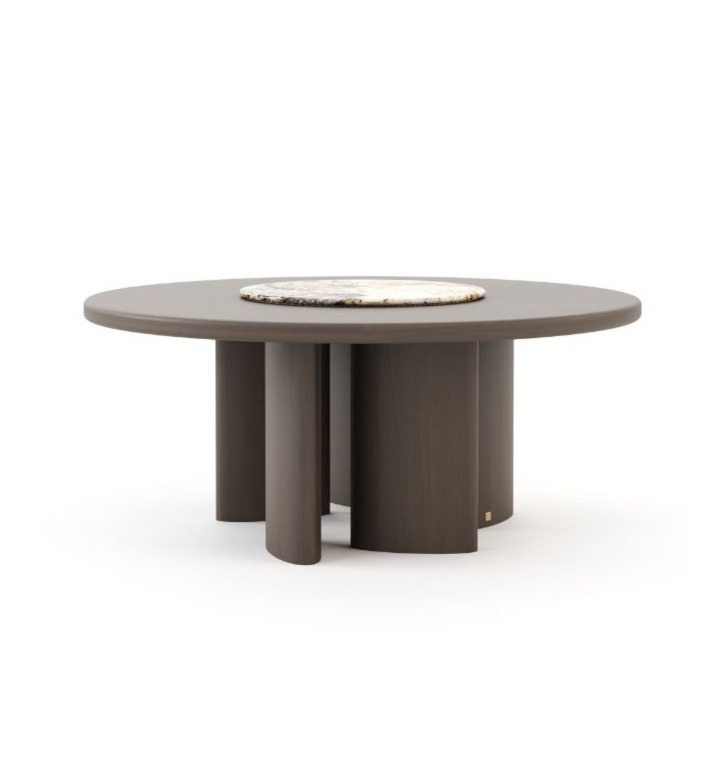 Il Tavolo da pranzo Rotondo Dolomites è mostrato come un tavolo rotondo in legno scuro con piano liscio e un inserto centrale in marmo chiaro, sostenuto da più gambe cilindriche disposte in cerchio, evidenziando il suo design scultoreo e contemporaneo.
