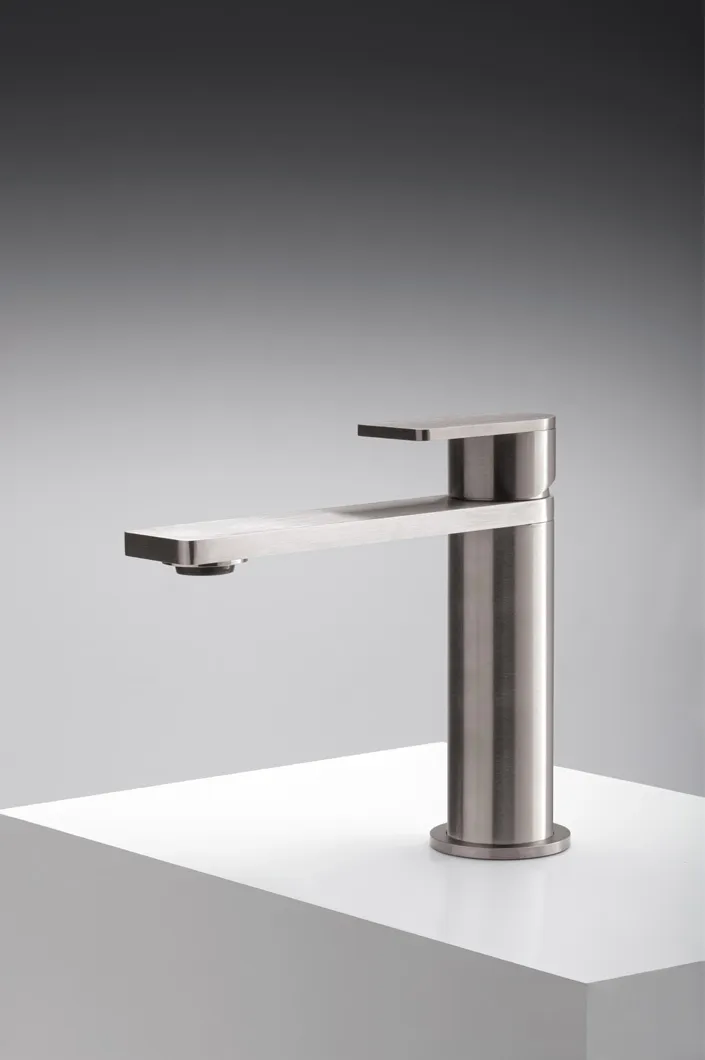 Q316 basin mixer with flat lever