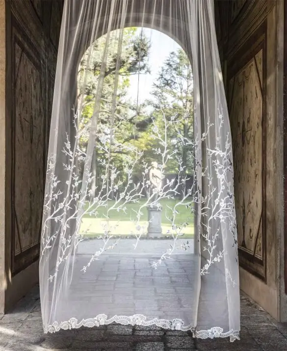 Una collezione di tende capace  di riprodurre la bellezza della  fioritura dei ciliegi in primavera.