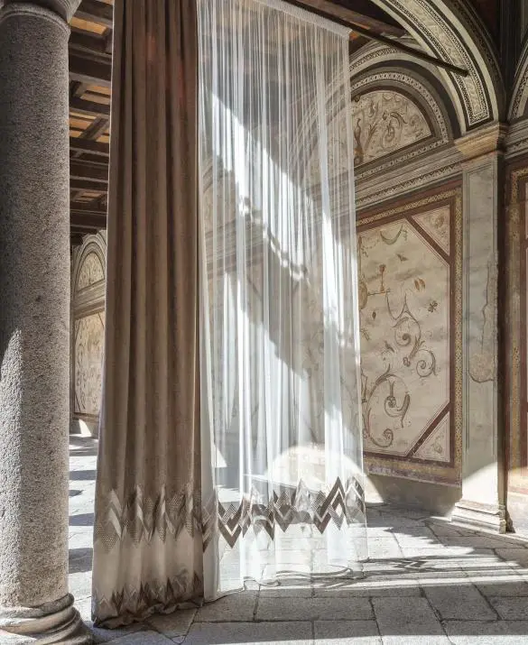 The geometric decoration that unfolds on different fabrics makes the curtains Contemporary and refinedate a punto pieno racchiudono  paillettes color rame che vanno  ad impreziosire il tulle e il raso. 