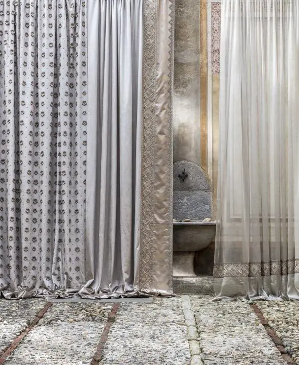 Carved rhombuses, interspersed with micro studs, combine with other lurex wire rhombuses made of macramé on velvet