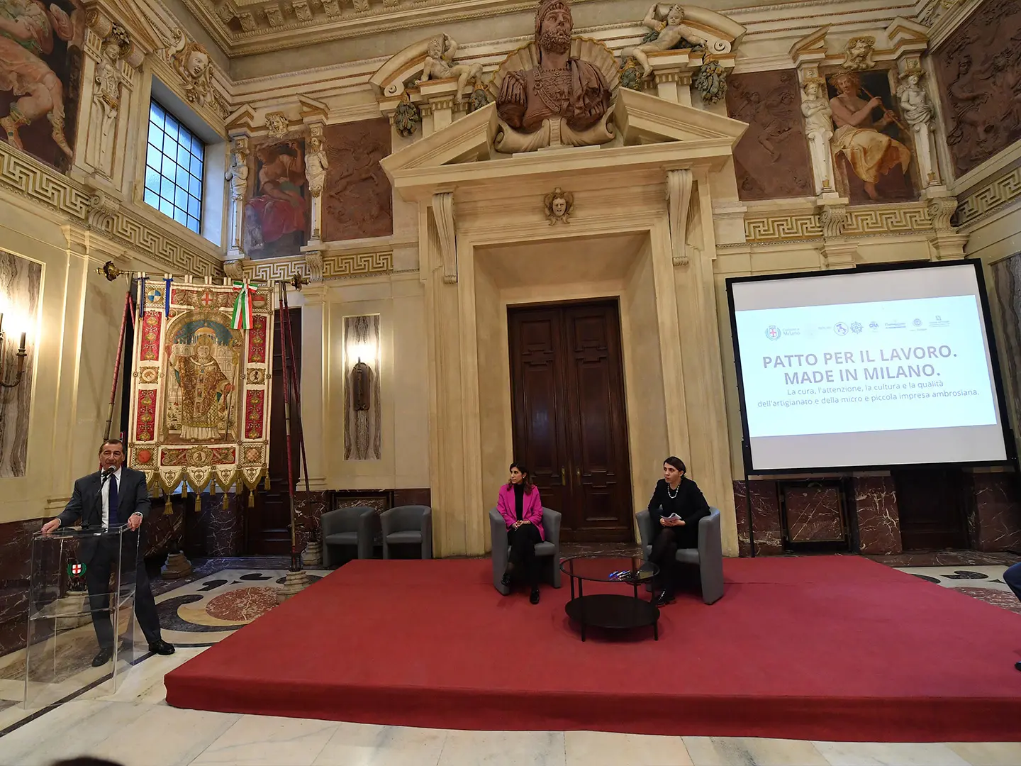 Beppe Sala a Palazzo Marino con Maria Porro