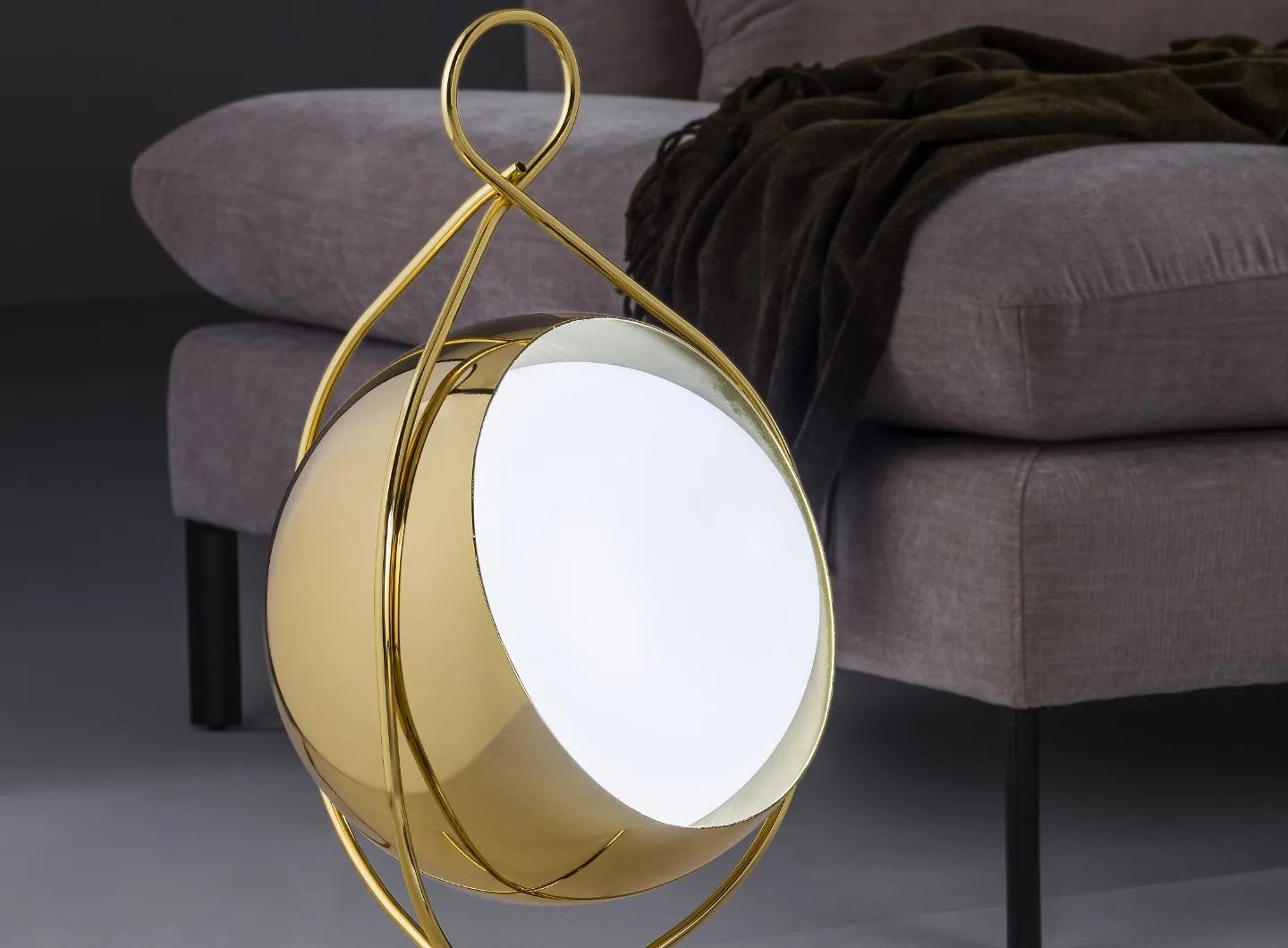 Nobody Big Lamp - oro.jpg