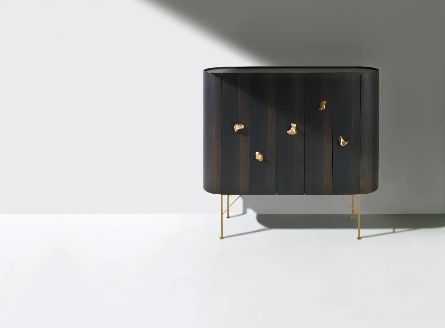 laurameroni_collectionist_wooden_cabinet_01.jpg