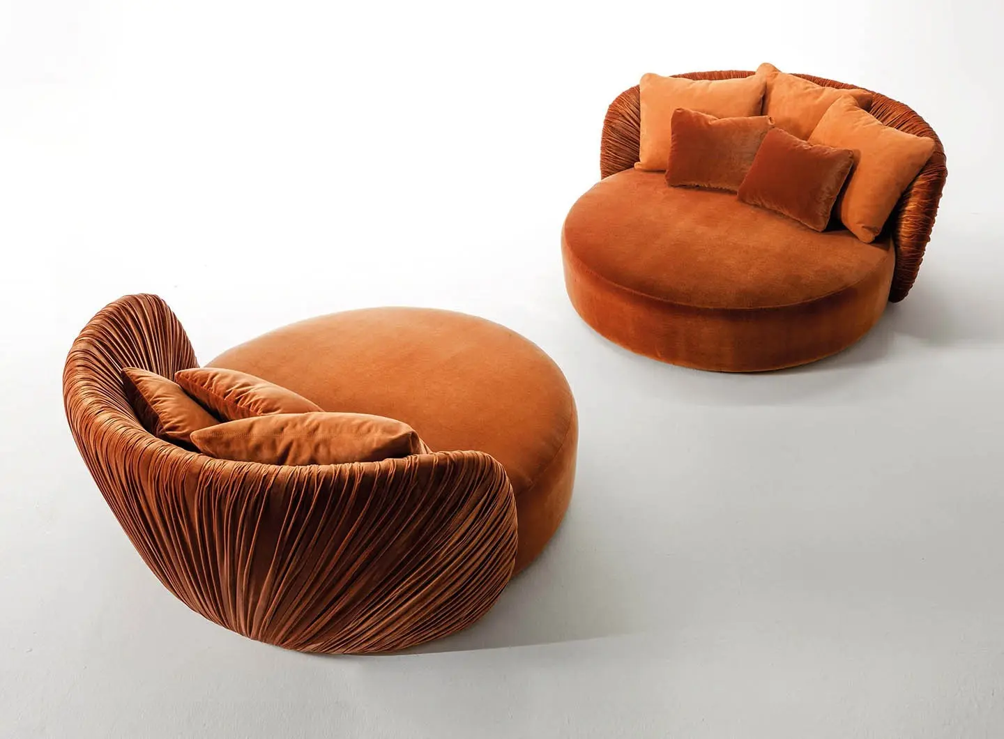 laurameroni_drape_round_swivel_sofa_03.jpg