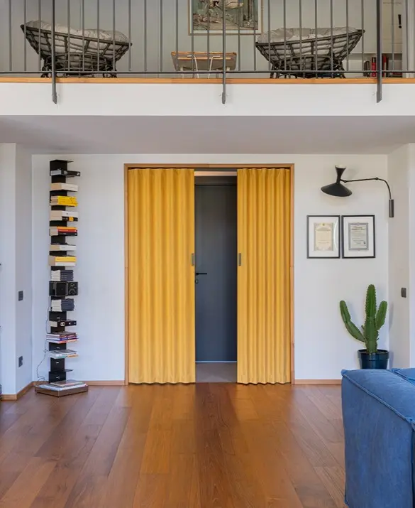 Dooor. Folding door with central opening