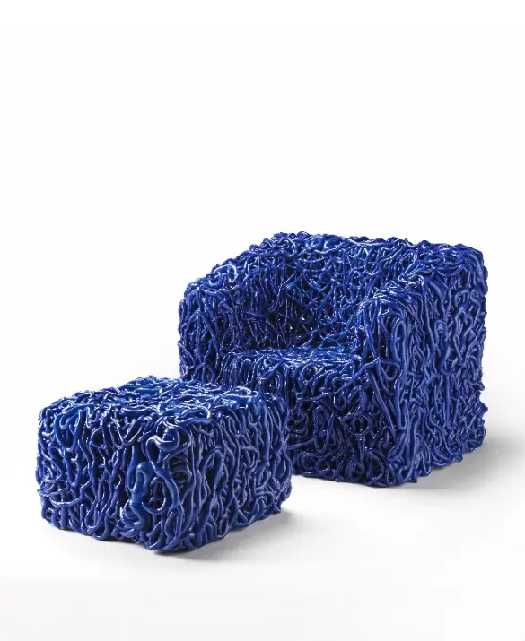 SENZAFINE_blu_poltrona_e_pouf_trequarti_verticlae.jpg