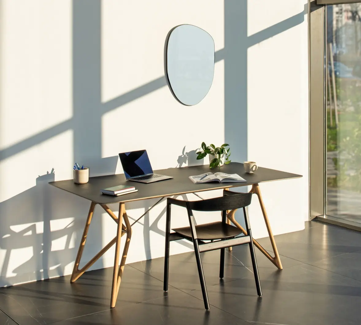 tink_table_160x90x75_oak_white_1015_desktop_linoleum_nero_4023_3_muna_chair_54x53x75_oak_lacquer_black_9005_20_142_1_1_gazzda.jpg