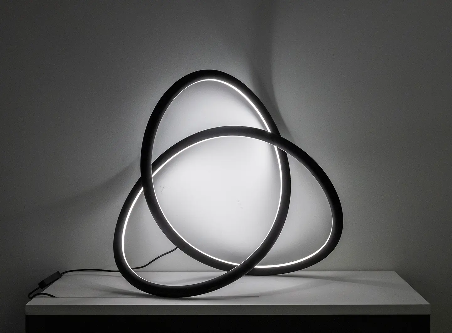 lampada dalla forma curva tridimensionale