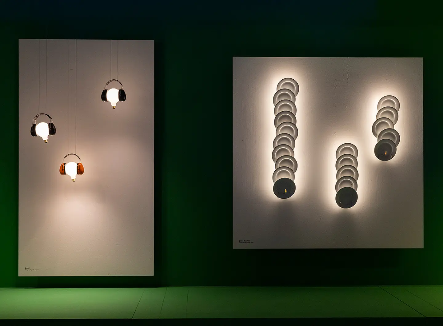oggetti luminosi composti da lampadina classica avvolta da cuffie sovraurali e lampada da parete composta da piatti in porcellana bianca