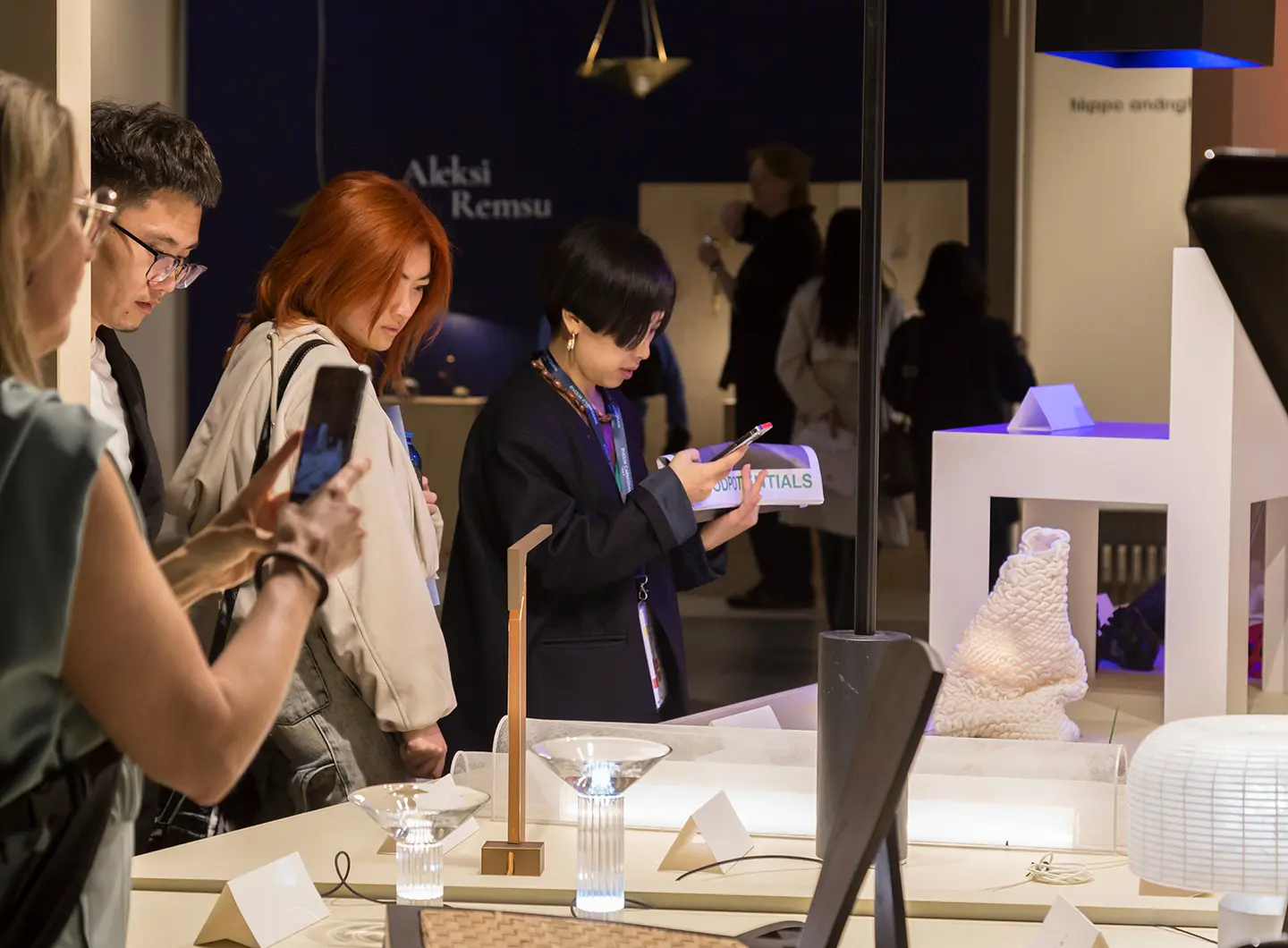 visitatori che osservano i prodotti in esposizione 