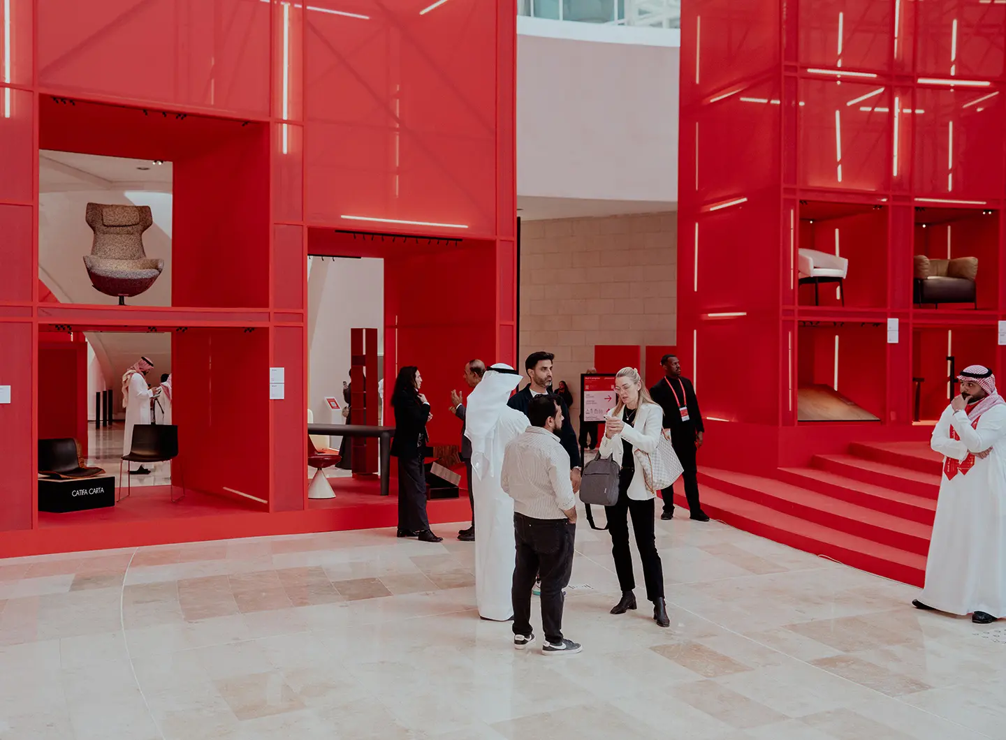 Red in progress, installazione Giò Forma con visitatori