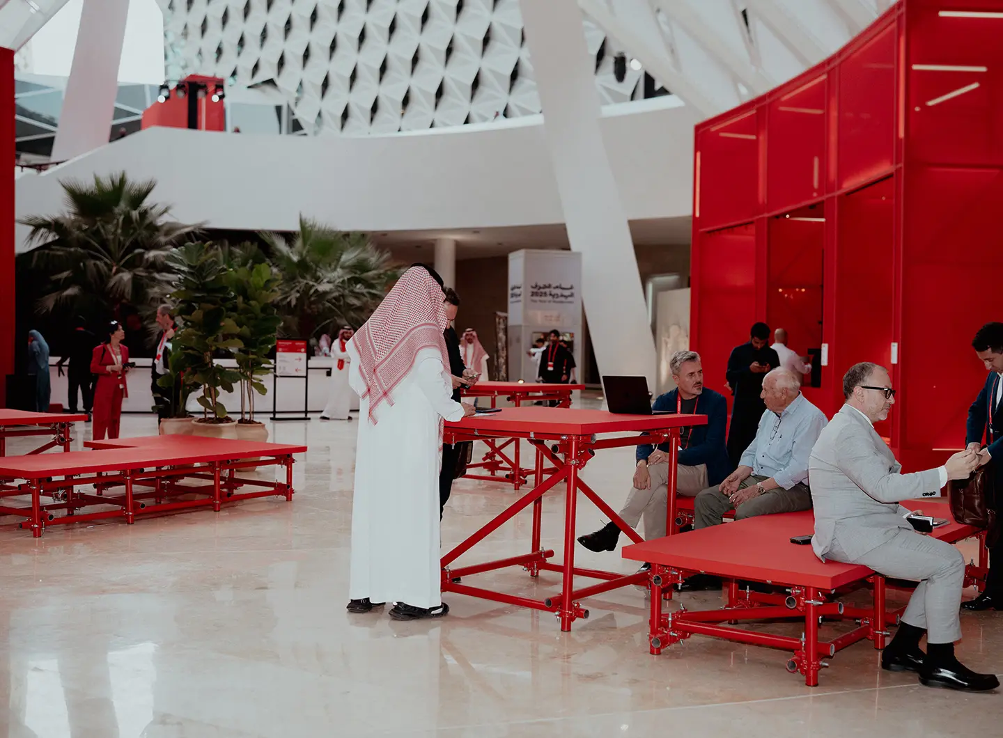 Red in progress, installation Giò Forma, with visitors