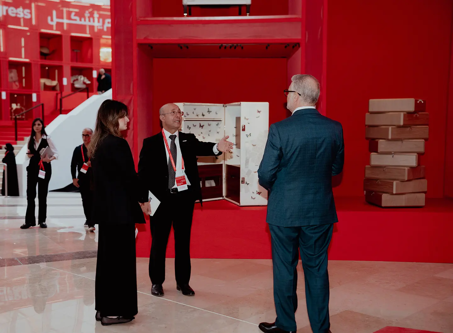 Red in progress, installazione Giò Forma con visitatori che visionano i prodotti