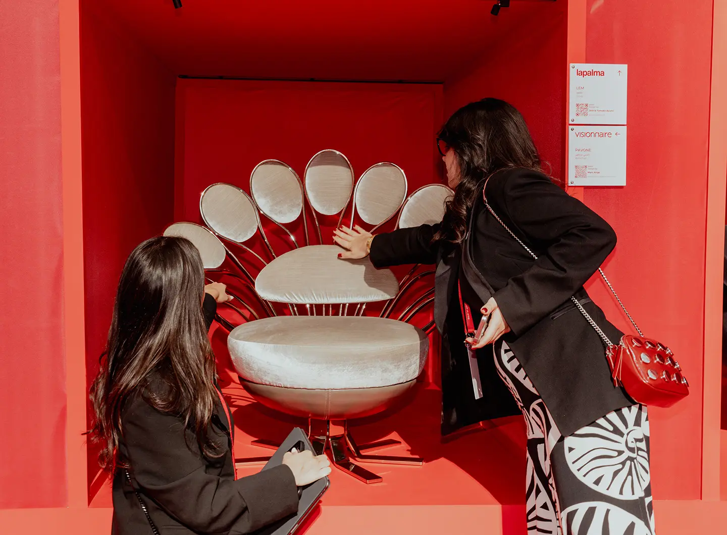 Red in progress, installazione Giò Forma con visitatori che visionano i prodotti