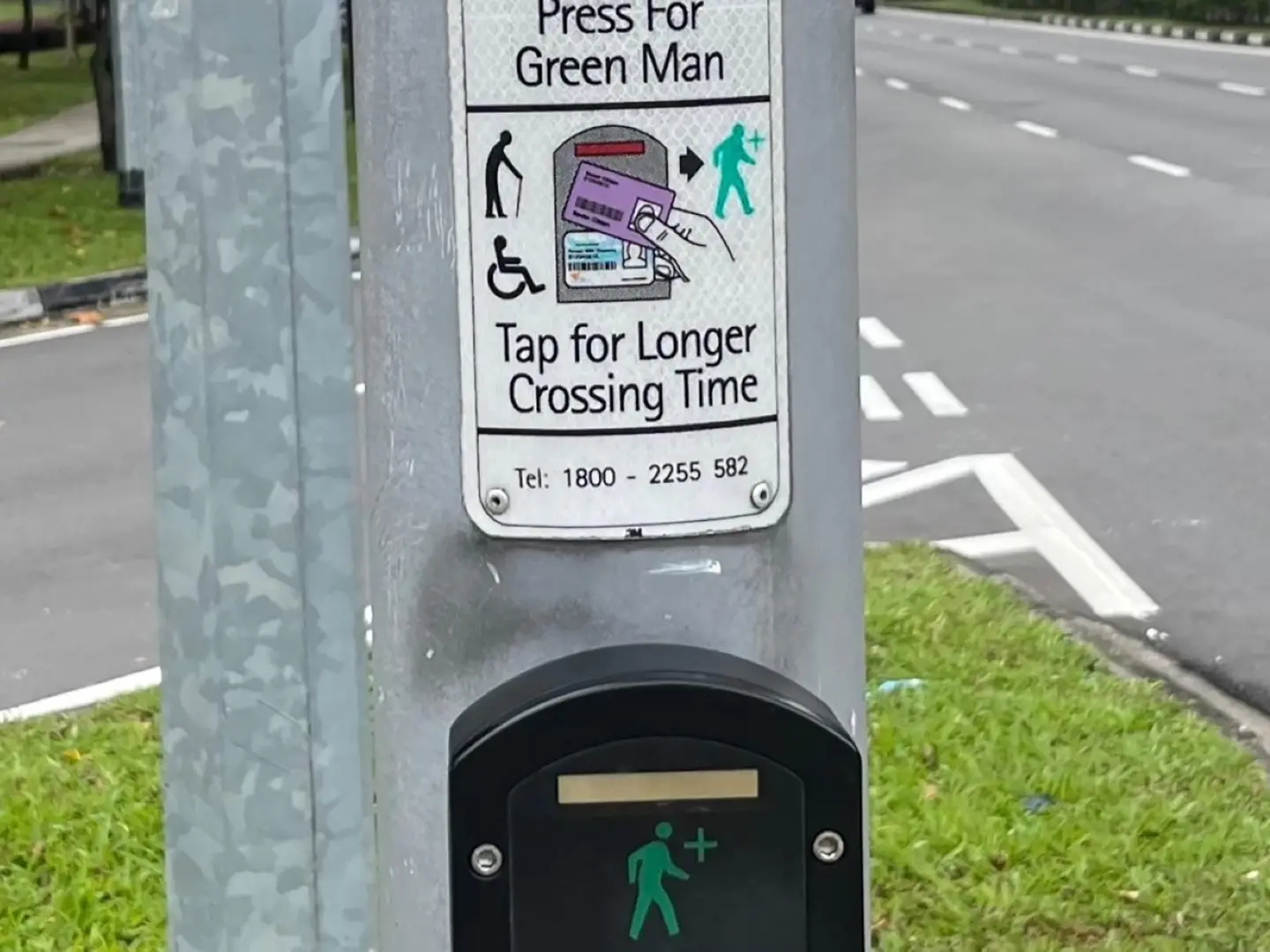 Gli attraversamenti stradali a Singapore, con un dispositivo per l’attraversamento lento