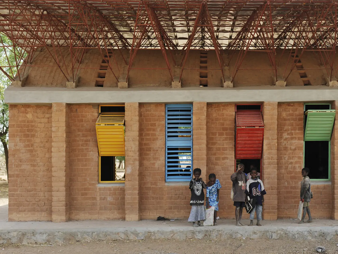 Kéré Architecture, Estensione della Scuola Elementare di Gando, Burkina Faso, 2008, ph. Erik Jan Ouwerkerk