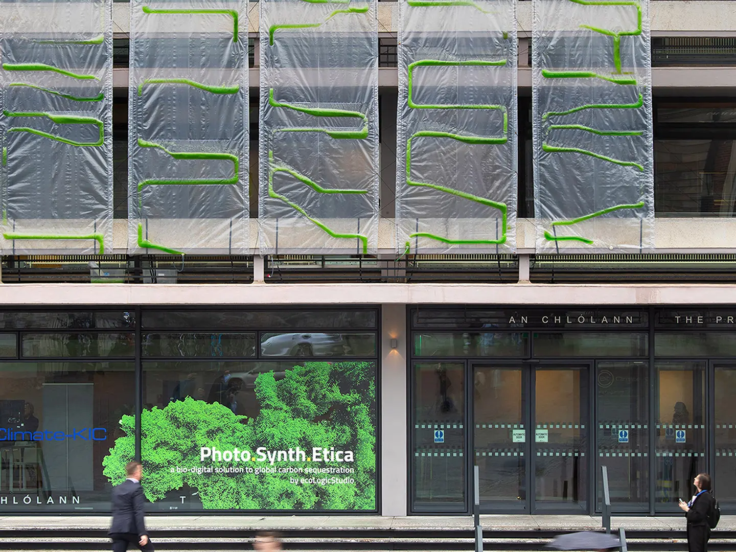 ecoLogicStudio, Photo.Synth.Etica, installazione di facciata che integra sistemi a microalghe per la cattura della CO₂, sperimentando il rapporto tra architettura, ambiente e biotecnologia. Courtesy ecoLogicStudio