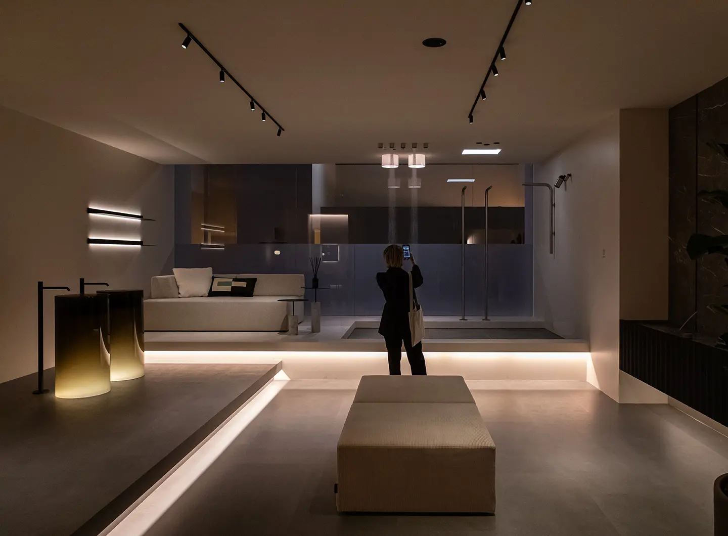 Interno dello stand con lavabi a colonna e docce a soffitto