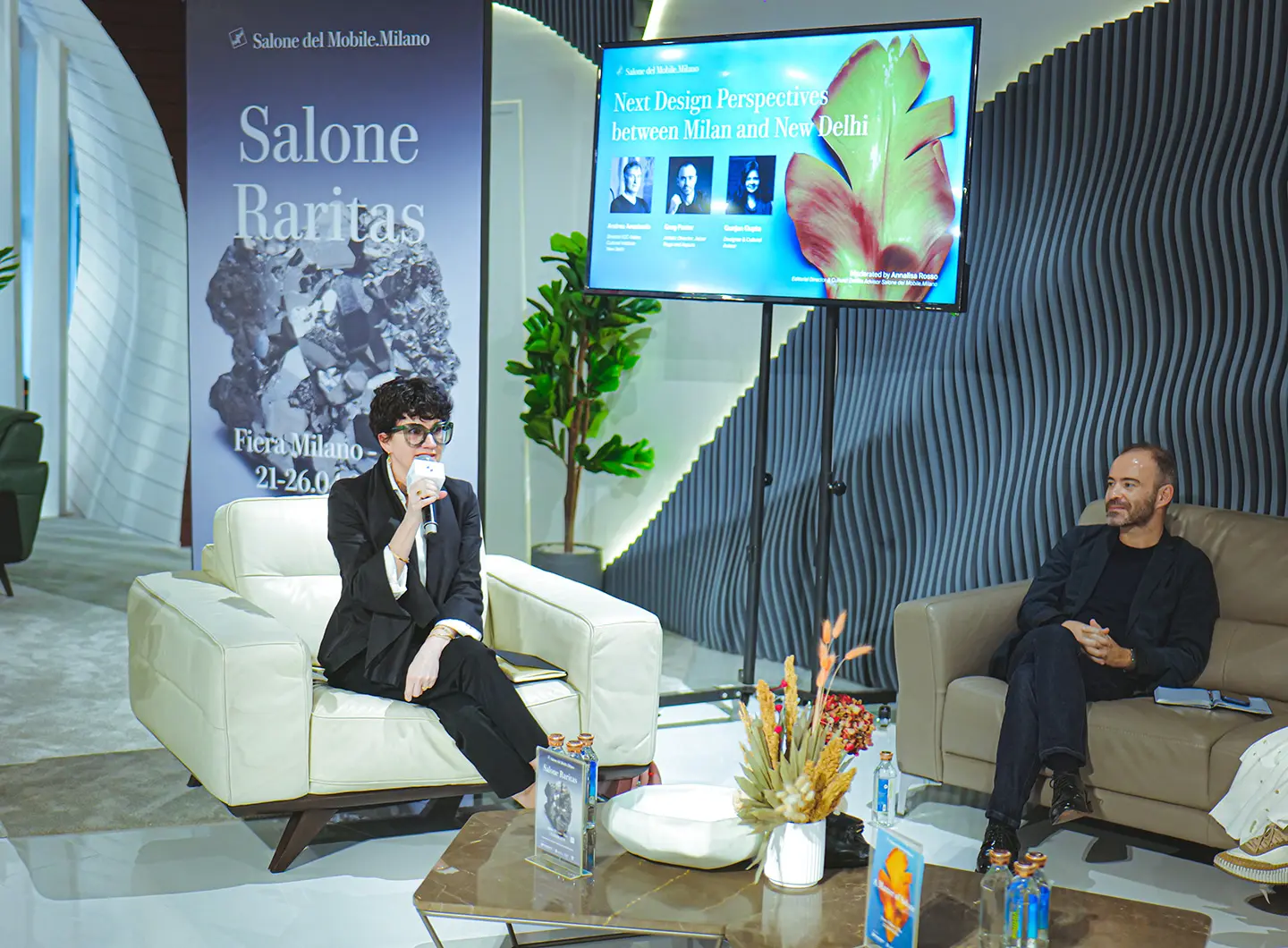 Da sinistra: Annalisa Rosso, Editorial Director e Cultural Events Advisor del Salone del Mobile.Milano; Greg Foster, Direttore Artistico di Jaipur Rugs e della galleria Aspura