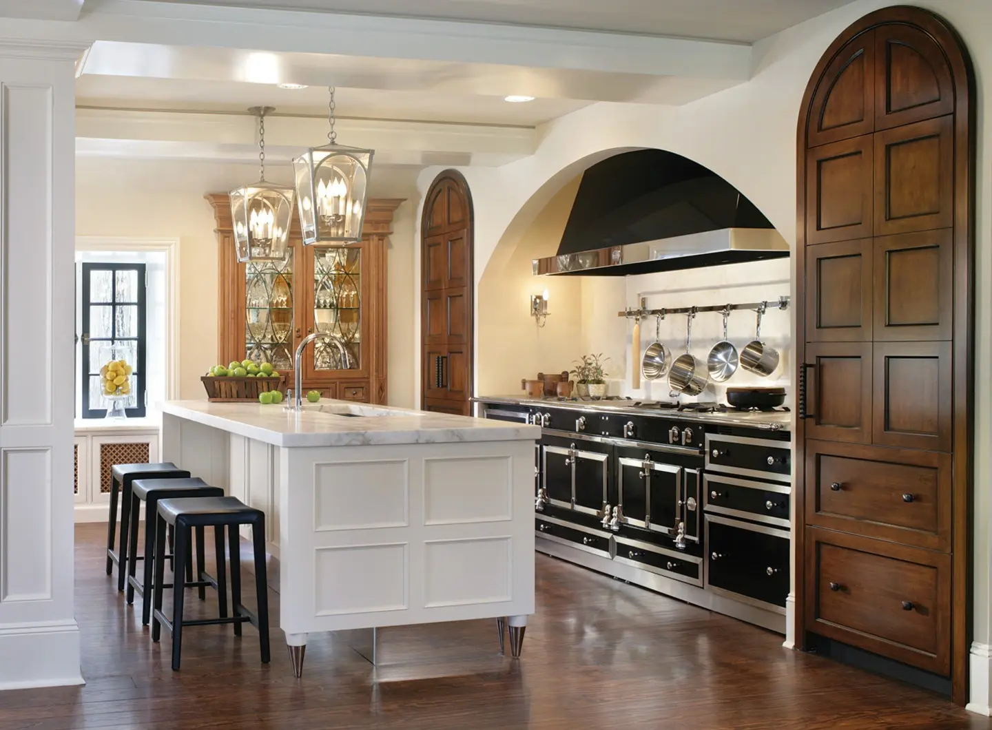 La Cornue - Château 180 e cappa in nero brillante, con finiture in acciaio inox spazzolato, dettagli e corrimano in acciaio inox lucido, mobili Château.