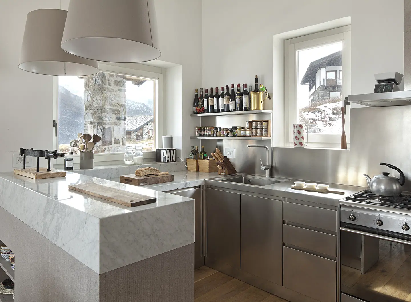 Cucina la Thuile con top in marmo Bianco di Carrara, Animis