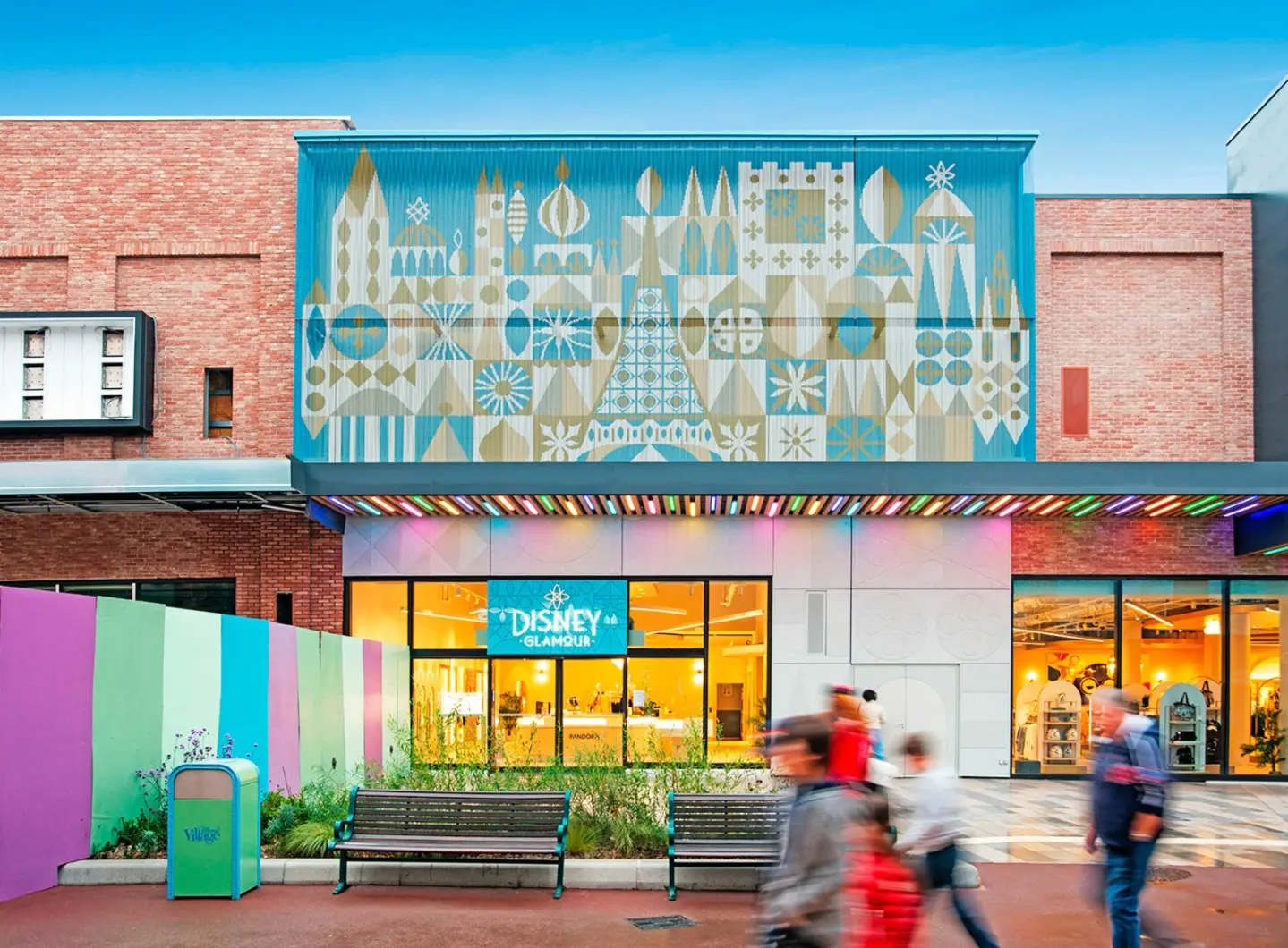 Disney Glamour store façade made with Kriskadecor aluminium chains