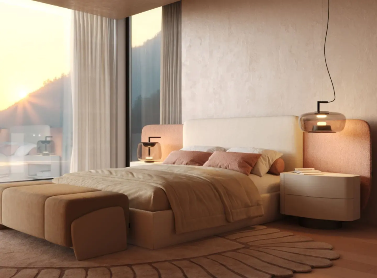 I comodini in pietra incorniciano un letto rivestito da lenzuola nei toni del beige e del rosa cipria, ciascuno sormontato da una lampada contemporanea in vetro, in una camera da letto luminosa con vetrate a tutta altezza e una palette di colori tenui e neutri.