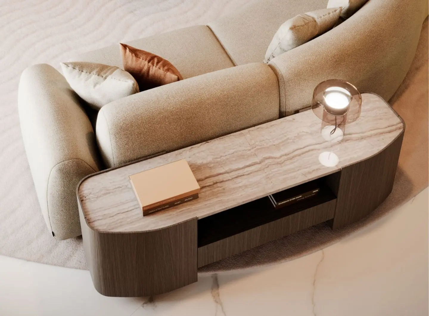 La consolle bassa Stone, con piano in marmo e base arrotondata in legno, è collocata dietro un divano beige dalle linee curve e ospita una lampada scultorea e un libro chiuso in un salotto accogliente e contemporaneo.