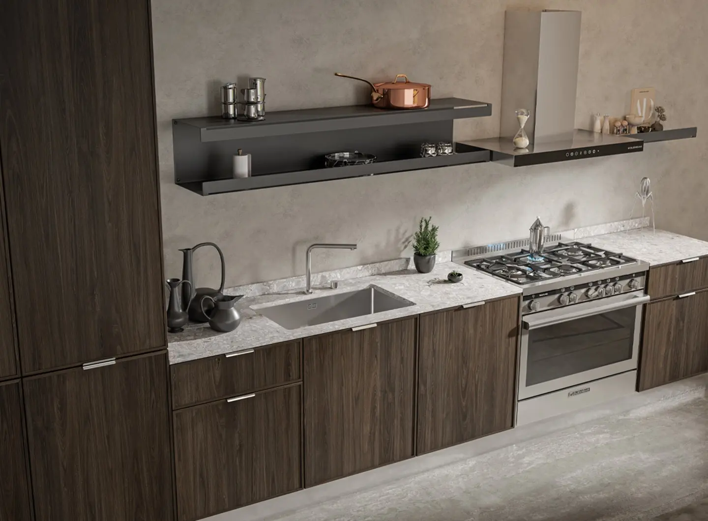 Una cucina moderna dal design industriale con mobili in legno scuro e venature a vista. Il piano di lavoro è in marmo grigio screziato e ospita una vasca XL in acciaio inox e una cucina a libera installazione Specialista ST in acciaio inox con piano cottura a gas a 5 fuochi. Sopra il piano, una lunga mensola minimalista nera e una cappa NO•DROP aspirante inox dal profilo sofisticato completano l'ambiente.