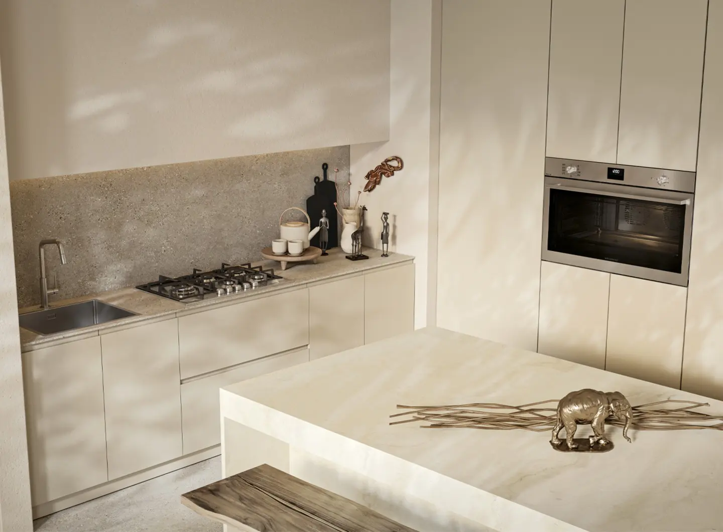 Vista di una cucina minimalista dai toni neutri e caldi. Un forno da incasso in acciaio inox da 90 cm con cavità XL è integrato in una colonna a muro. Sul piano di lavoro è incassato un piano cottura a gas in acciaio inox a 4 fuochi sottile, posizionato accanto a una vasca integrata e miscelatore coordinati acciaio inox.