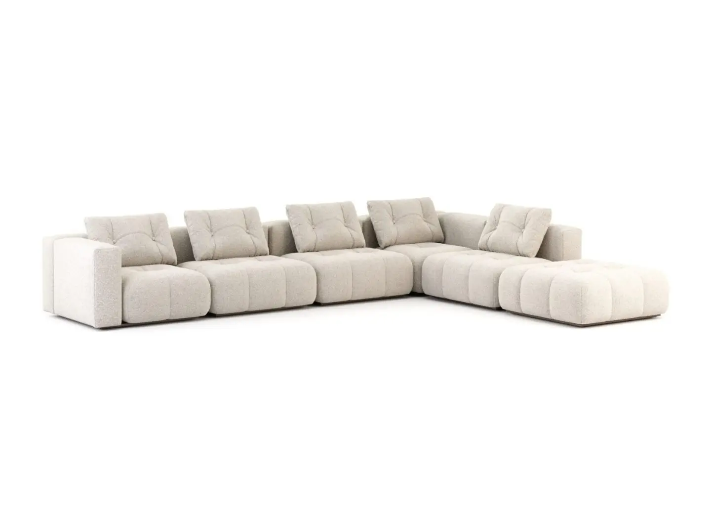 Il divano Antónia è presentato come un’ampia composizione modulare a L in bouclé chiaro con cuscini di seduta e schienale profondamente trapuntati, disposto con una chaise longue a destra e una silhouette bassa e architettonica che valorizza i suoi volumi generosi e contemporanei.