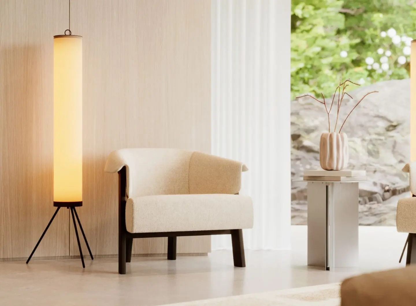 Il tavolino Steel è posizionato accanto a una poltrona beige e a una lampada da terra calda come un tavolino rotondo in acciaio con base metallica chiara e piano semplice che sostiene un vaso in ceramica con rami secchi, portando un’eleganza serena e discreta all’interno.