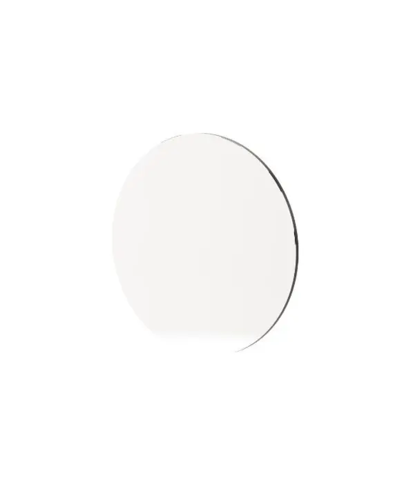 Lo specchio Circle è mostrato su uno sfondo bianco come un disco perfettamente rotondo con cornice laccata liscia, la cui superficie riflettente e geometria pura evocano equilibrio, semplicità ed eleganza silenziosa.