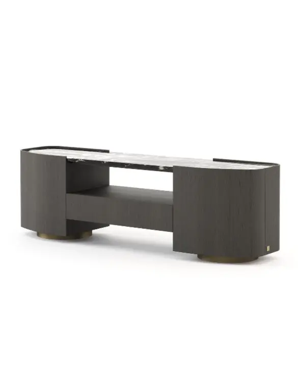 La consolle bassa Stone è presentata come mobile multimediale con struttura in legno scuro, vani laterali arrotondati, piano in pietra e un ripiano centrale aperto, sostenuta da piedini metallici circolari in un ambiente d'arredo contemporaneo.