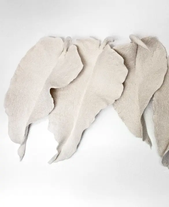 Wall leaves in wool by Inês Schertel, 2022