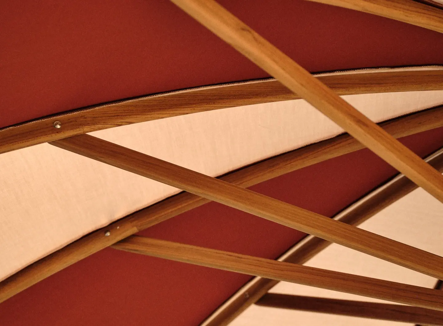 Dettaglio copertura, con stecche in teak naturale e tessuto bicolore