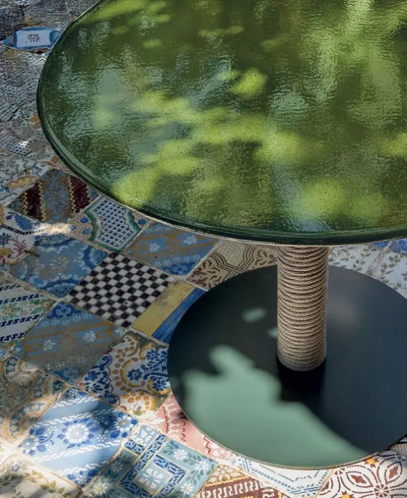 Tavolo Noon con piano rotondo, smaltato verde e base in corda light grey
