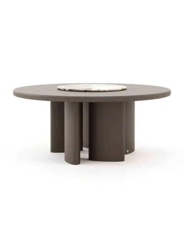 Il Tavolo da pranzo Rotondo Dolomites è mostrato come un tavolo rotondo in legno scuro con piano liscio e un inserto centrale in marmo chiaro, sostenuto da più gambe cilindriche disposte in cerchio, evidenziando il suo design scultoreo e contemporaneo.