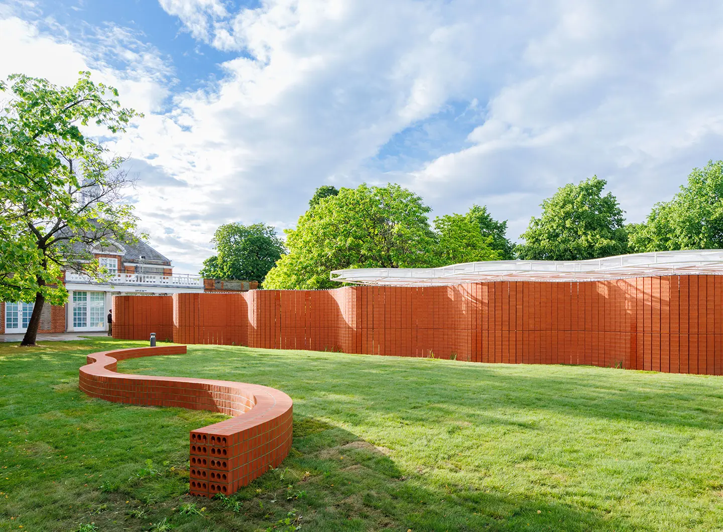 Serpentine Pavilion 2026, un padiglione a forma di serpente progettato da Isabel Abascal e Alessandro Arienzo, LANZA atelier. Vista esterna © LANZA atelier, Foto Iwan Baan, Per gentile concessione di Serpentine.