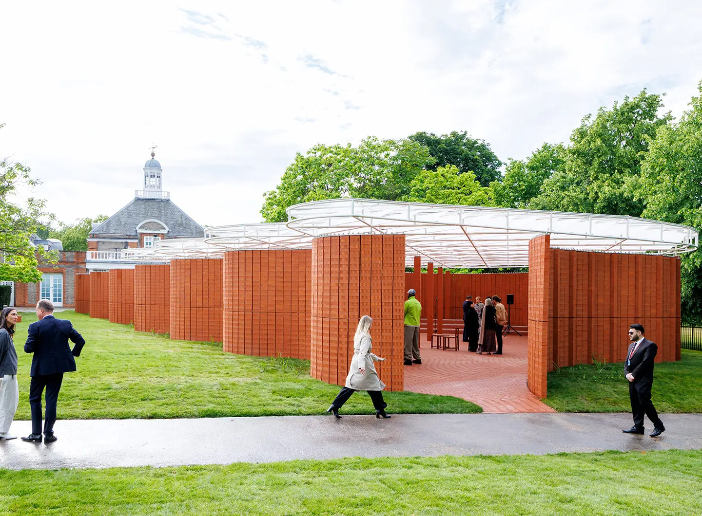 Serpentine Pavilion 2026, un padiglione a forma di serpente progettato da Isabel Abascal e Alessandro Arienzo, LANZA atelier. Vista esterna © LANZA atelier, Foto Iwan Baan, Per gentile concessione di Serpentine.