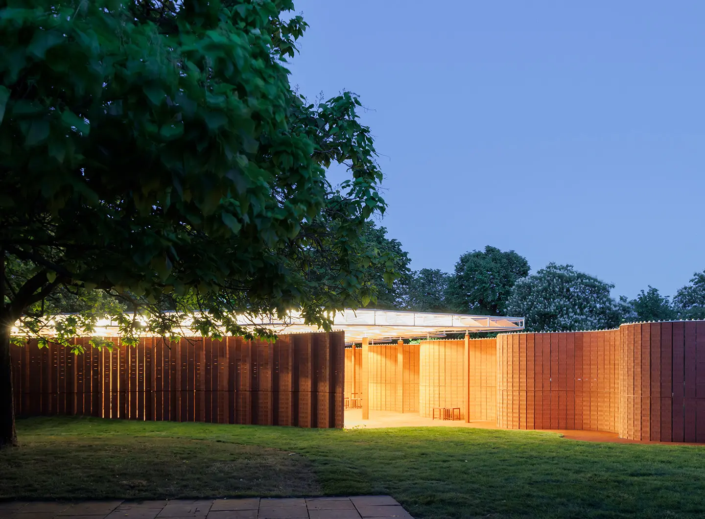 Serpentine Pavilion 2026, un padiglione a forma di serpente progettato da Isabel Abascal e Alessandro Arienzo, LANZA atelier. Vista esterna © LANZA atelier, Foto Iwan Baan, Per gentile concessione di Serpentine