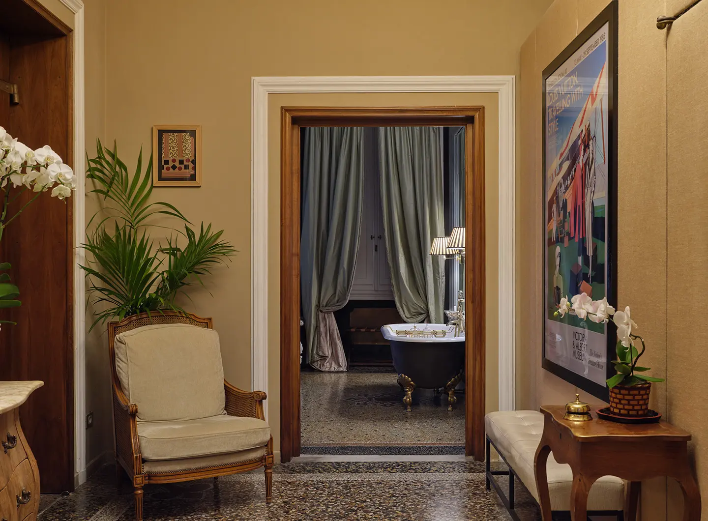 Casa Howard, Firenze, Italia, Interni in stile classico contemporaneo con vasche Devon&Devon