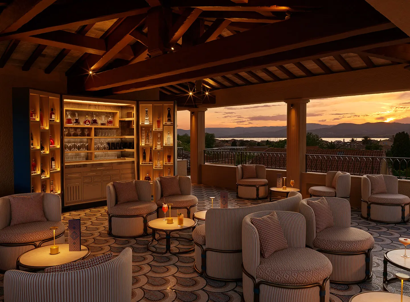 Hotel Byblos, Saint-Tropez, Francia, Sky Bar design UGO Architecture con arredi Ethimo in collaborazione con Studio Zanellato/Bortotto - ©Stephen Julliard