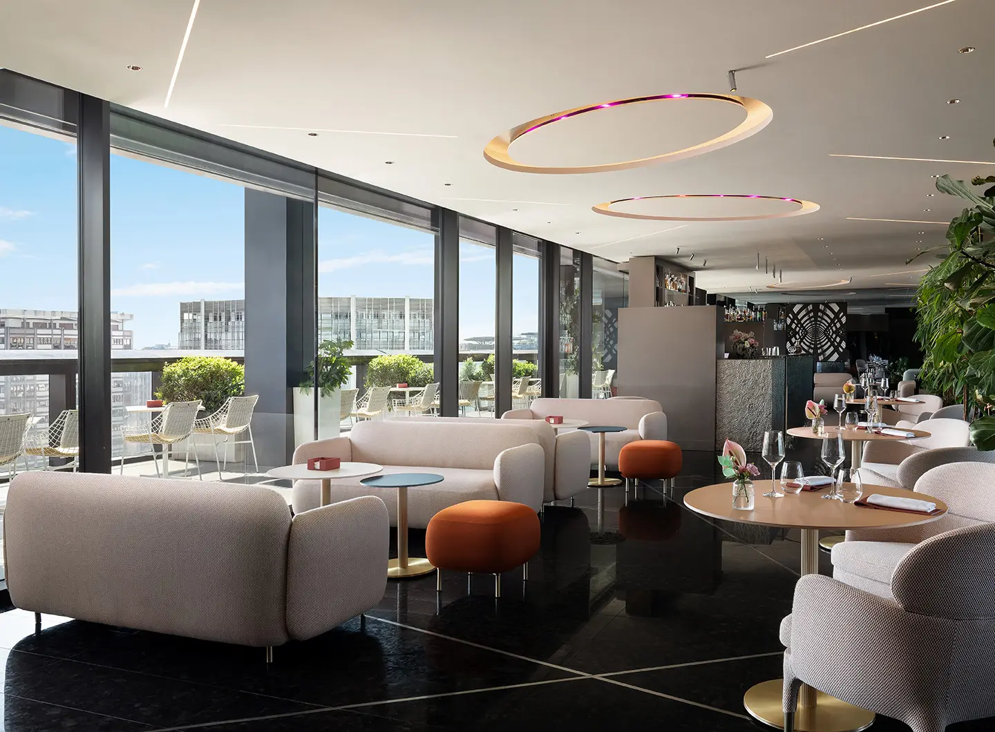Terrazza Gallia Restaurant – Excelsior Hotel Gallia, Milano, Italia, arredi Pedrali come le poltrone Ester di Patrick Jouin, i pouf e divani Buddy di Busetti Garuti Redaelli e i tavoli Blume di Sebastian Herkner - Courtesy of Excelsior Hotel Gallia