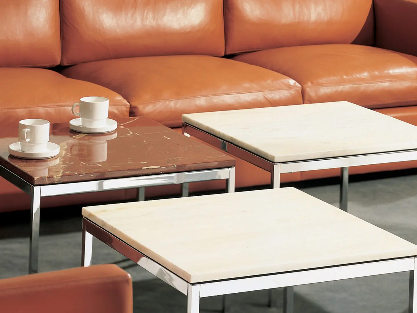 divano Pfister abbinato a un "classico" tavolino quadrato in marmo di Florence Knoll