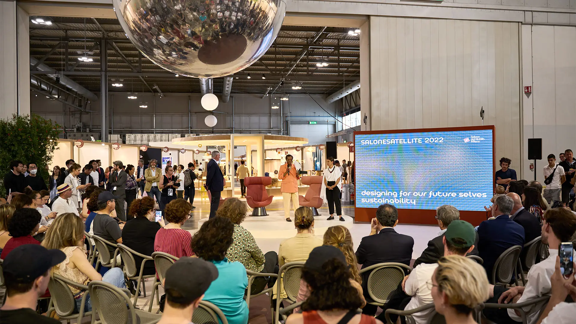 Marva Griffin and Maria Porro presenting the SaloneSatellite Award 2022