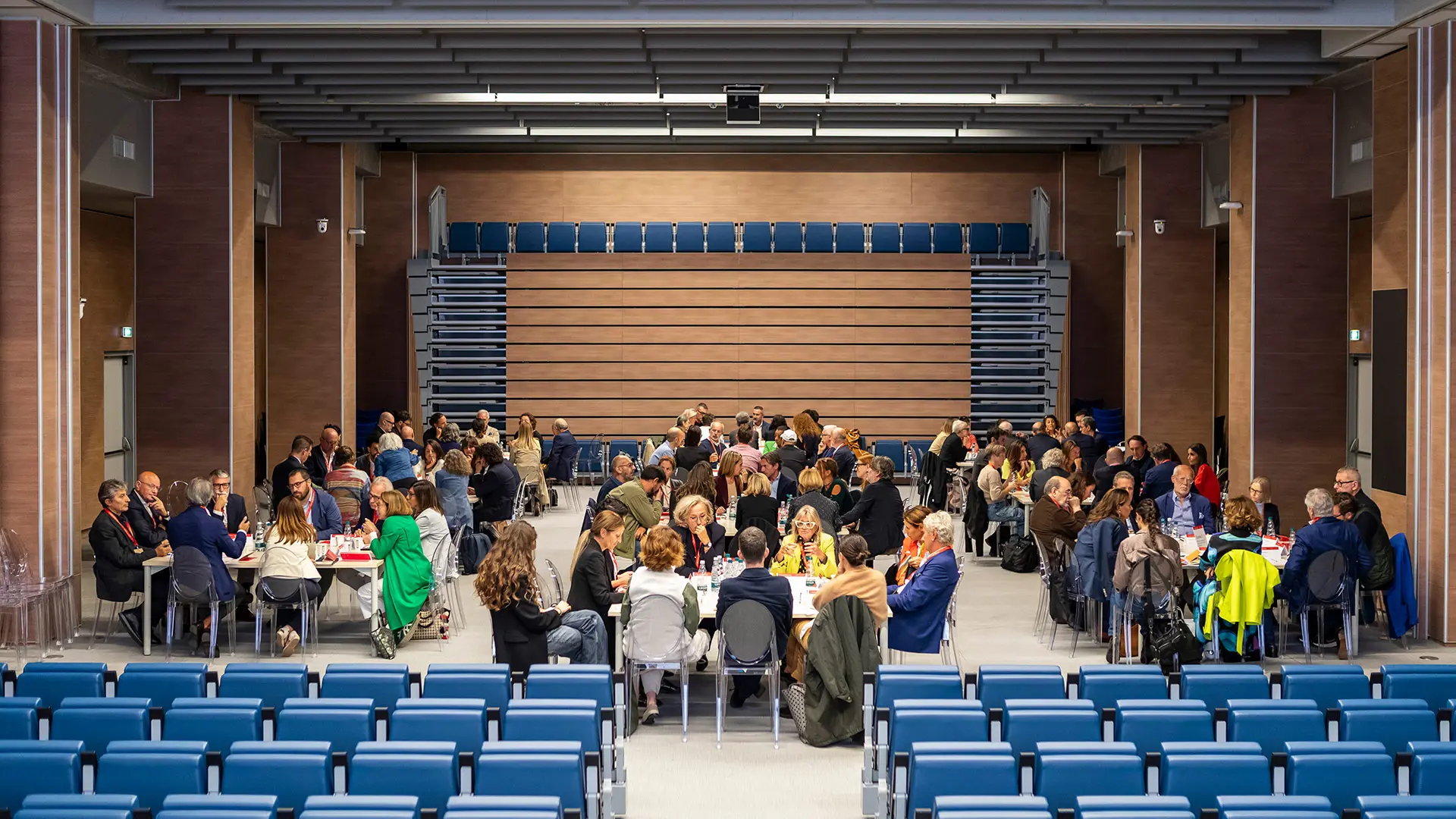 sala dei tavoli dell'evento Eco Sistema Design Milano 2025 presso il politecnico di Milano